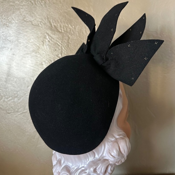 KNOCKOUT VINTAGE BLACK HAT WITH LARGE GOLD STUDDED FELT \